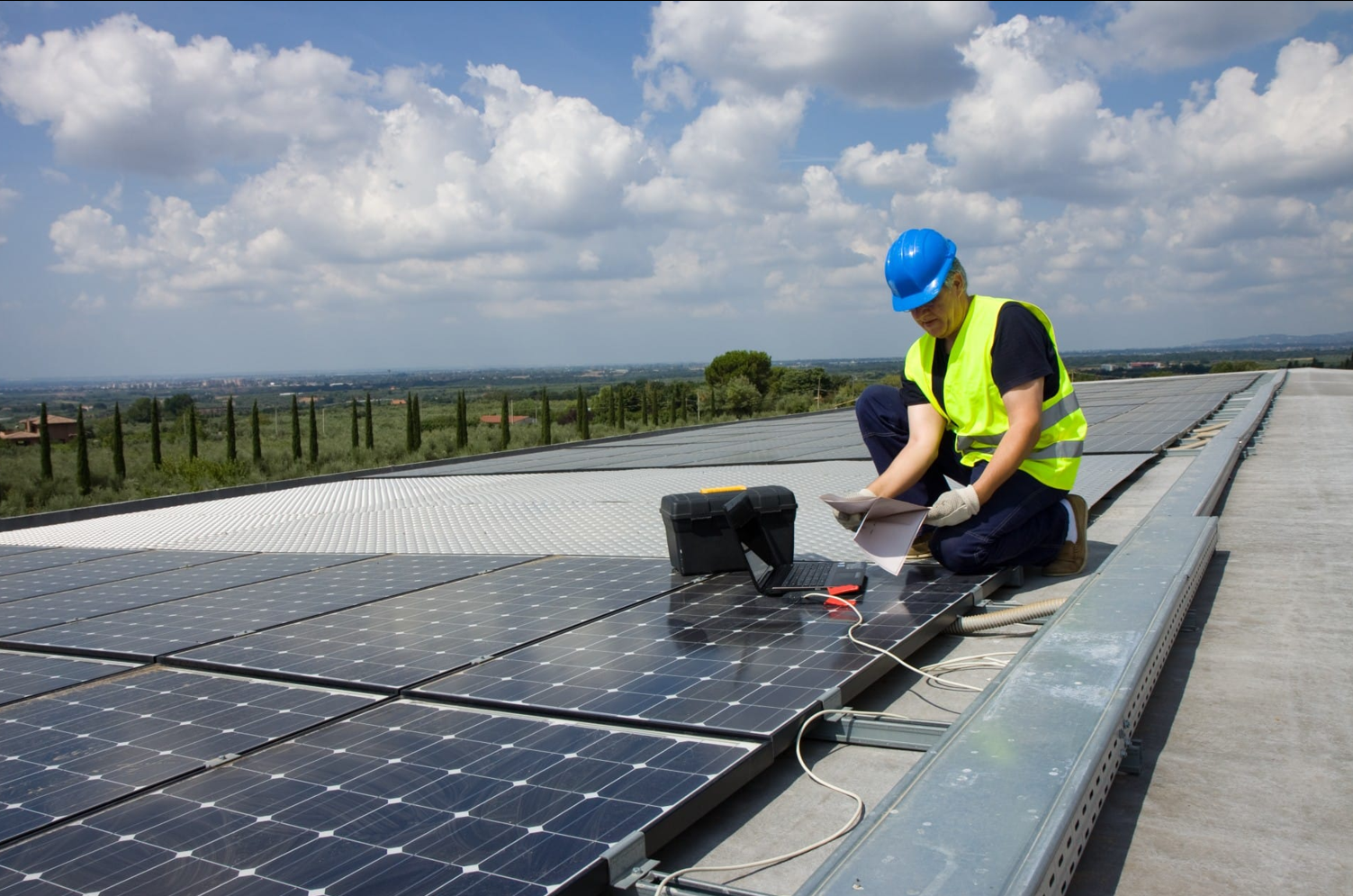 Technicien contrôlant des panneaux photovoltaïques